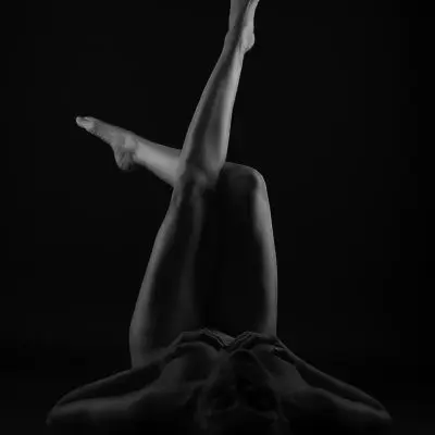 Frau liegt auf Boden, schwarz weiß Bild
