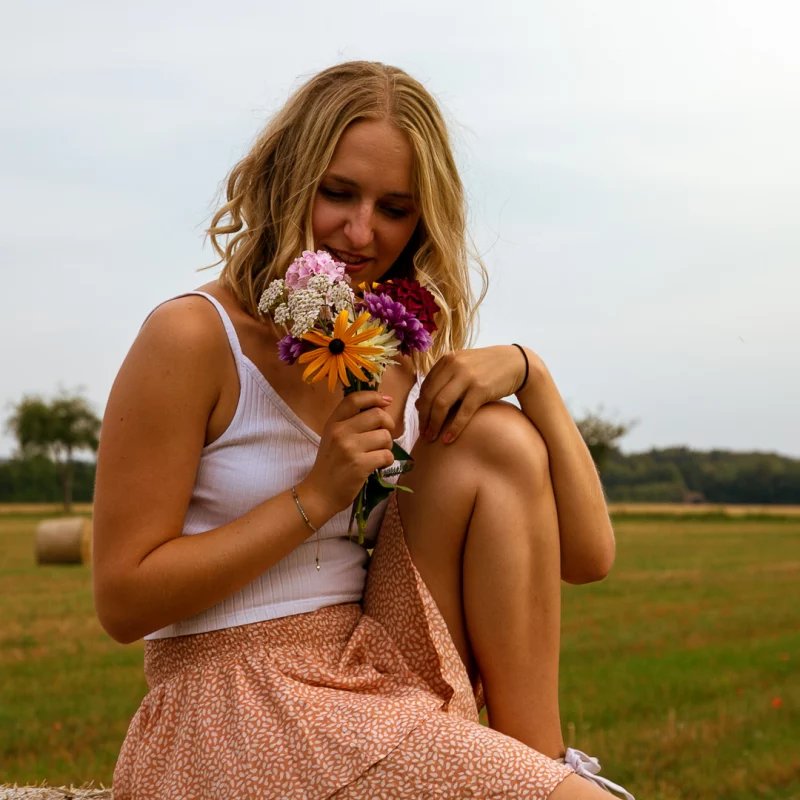 Frau mit Blumenstrauß