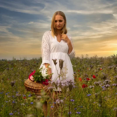Frau mit Korb auf Blumenwiese