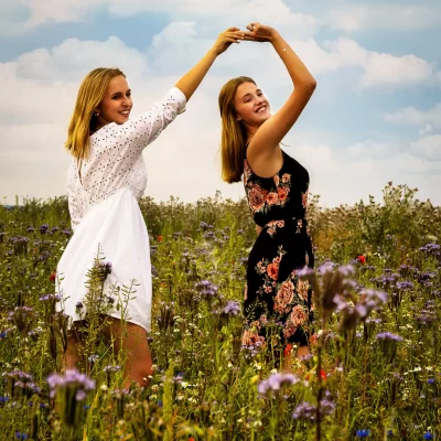 Frauen tanzen auf Blumenwiese
