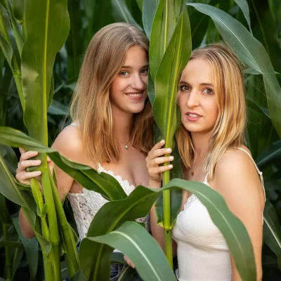 Zwei Frauen vor Maisfeld