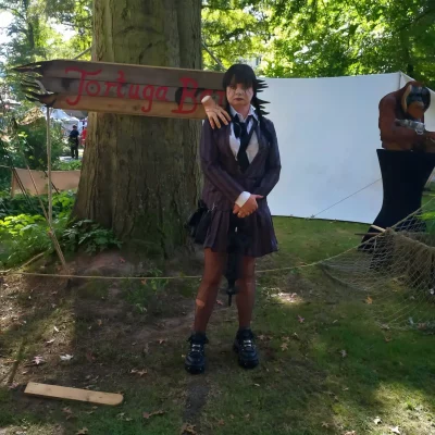 Wednesday mit eiskaltem Händchen