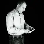 Mann mit Handy in schwarz-weiß