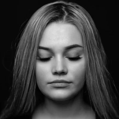 Frau mit geschlossenen Augen, Low Key Foto