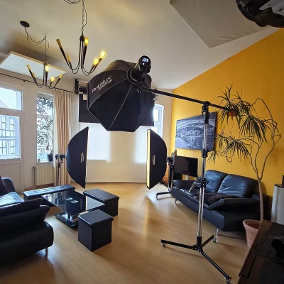Fotostudio Soest: Elinchrom Rotalux Deep Octa auf Boom-Arm und zwei Profoto Stripboxen, Altbau-Atmosphäre mit Fachwerkhausblick durch große Fenster
