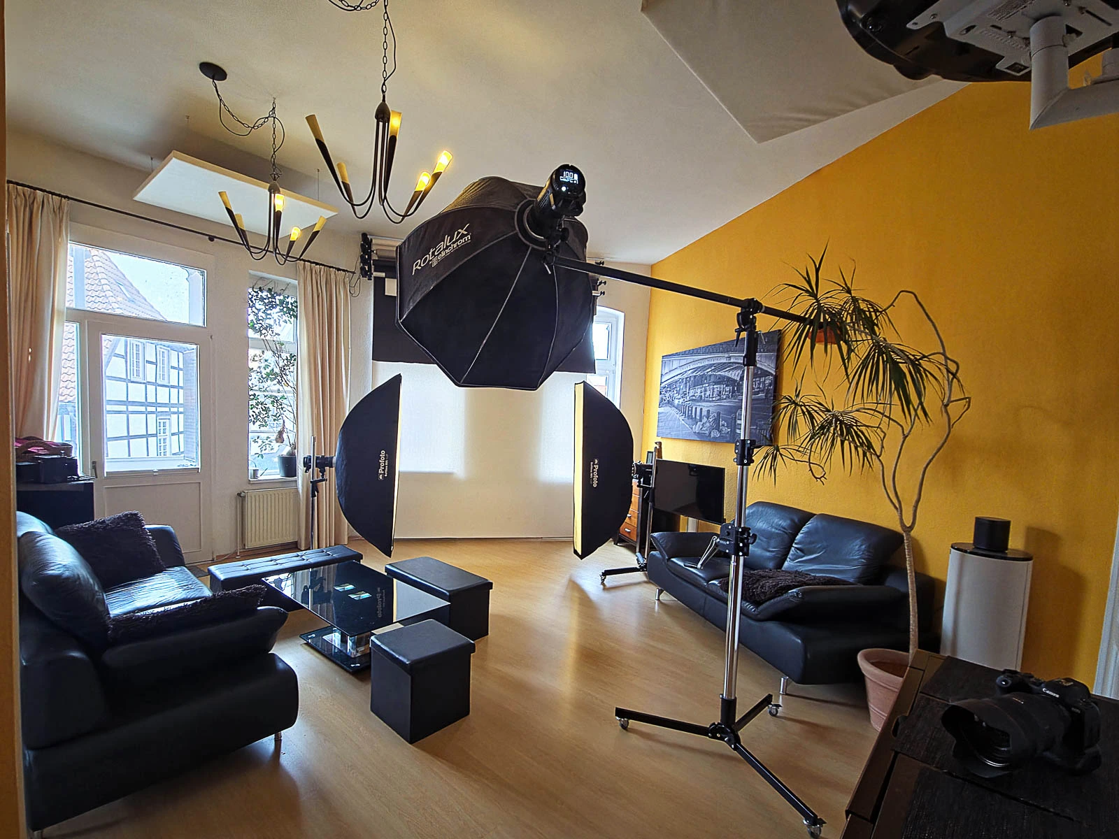 Fotostudio Soest: Elinchrom Rotalux Deep Octa auf Boom-Arm und zwei Profoto Stripboxen, Altbau-Atmosphäre mit Fachwerkhausblick durch große Fenster