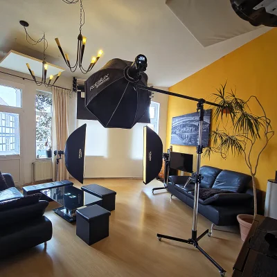 Fotostudio Soest: Elinchrom Rotalux Deep Octa auf Boom-Arm und zwei Profoto Stripboxen, Altbau-Atmosphäre mit Fachwerkhausblick durch große Fenster