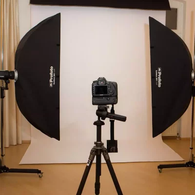 Fotostudio in Soest mit zwei Softboxen und Kamera im Vordergrund