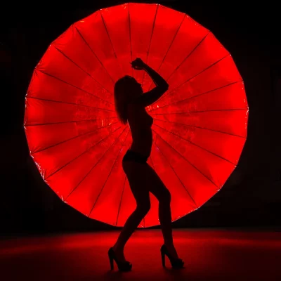 Silhouette einer Frau vor rotem Lichtformer