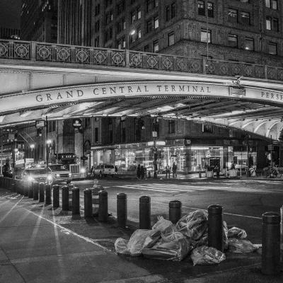 Brücke vor Grand Central in New York bei Nacht in schwarz-weiß