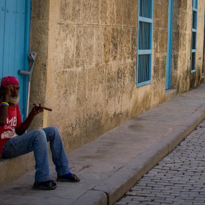 Mann mit Zigarre auf Kuba