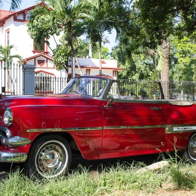 Roter Oldtimer auf Kuba