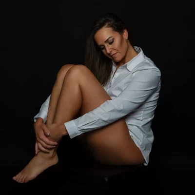 Frau in einem weißen Hemd