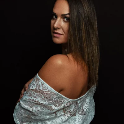 Frau blickt über die Schulter