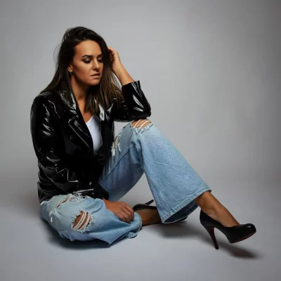 Frau sitzt auf Boden