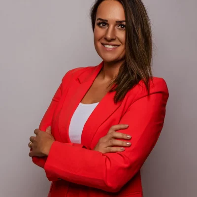 Frau in rotem Jacket