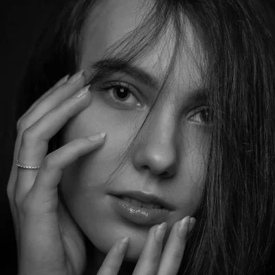 Frau mit Händen am Gesicht