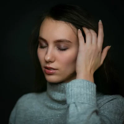 Frau mit Hand im Haar