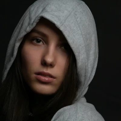 Frau mit Kapuze auf dem Kopf