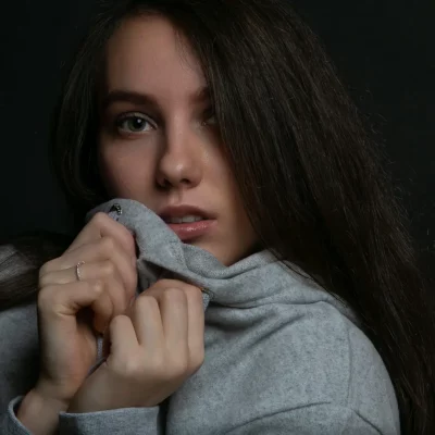 Frau mit Händen vor dem Mund