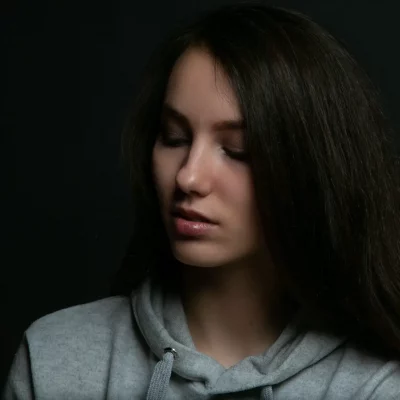 Frau in Kapuzenpulli