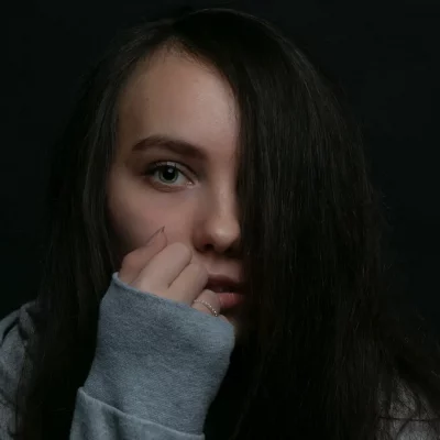 Frau bei der Haare eine Gesichtshälfte verdecken