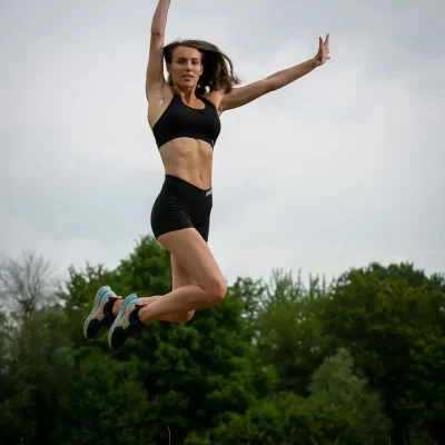 Frau springt hoch in Sportkleidung