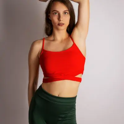 Frau mit rotem Top