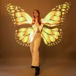 Frau mit Schmetterling