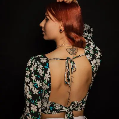 Frau mit Tattoo auf dem Rücken