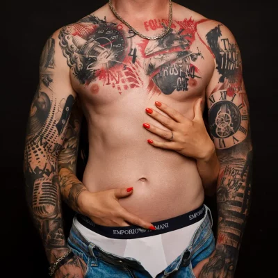 Mann mit Tattoos auf dem Oberkörper