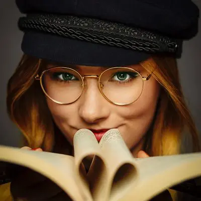 Frau mit Brille und Buch