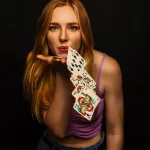 Frau mit einem Kartenspiel