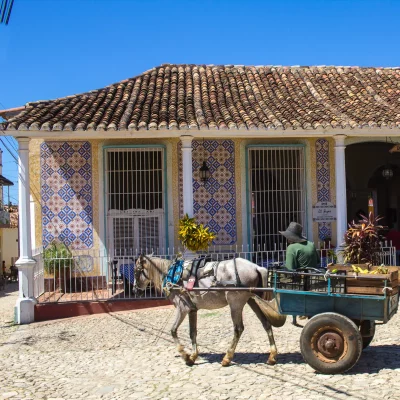 Eselkarren vor einem Haus auf Kuba