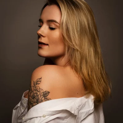 Frau mit Tattoo auf der Schulter