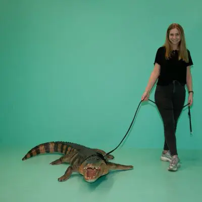 Frau mit Krokodil