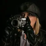 Frau mit alter Kamera im Detektiv Stil