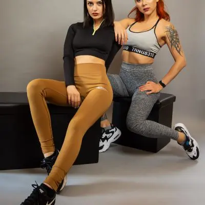 Zwei Frauen in Sportkleidung sitzen