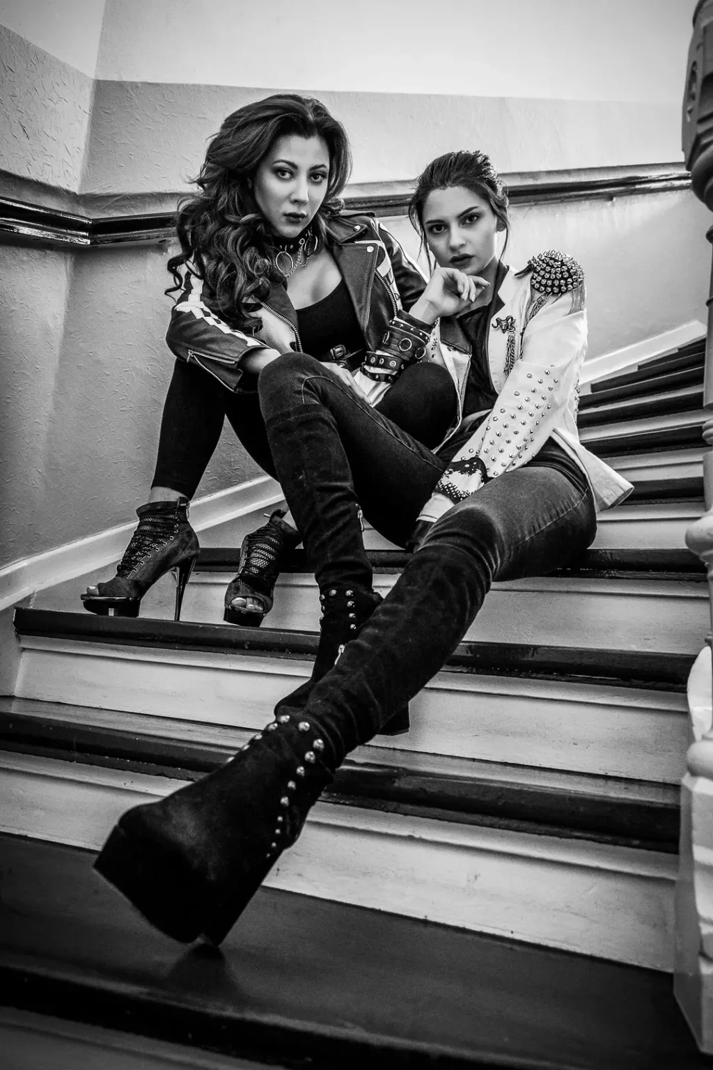 Zwei Frauen sitzen auf Treppe