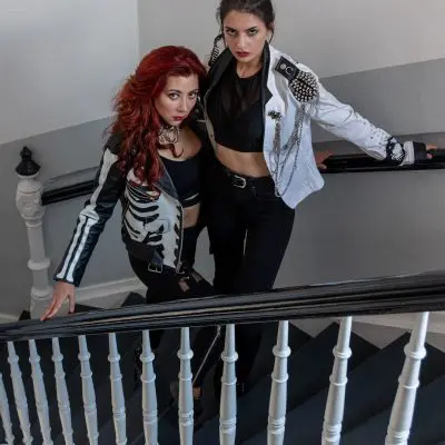 Zwei Frauen stehen auf Treppe