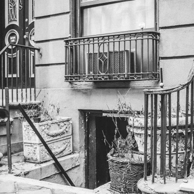 Hauseingang und Kellertreppe in altem Haus in New York