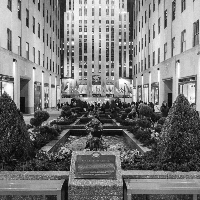 Brunnen vor dem Reckefeller Center in New York, schwarz-weiße Aufnahme