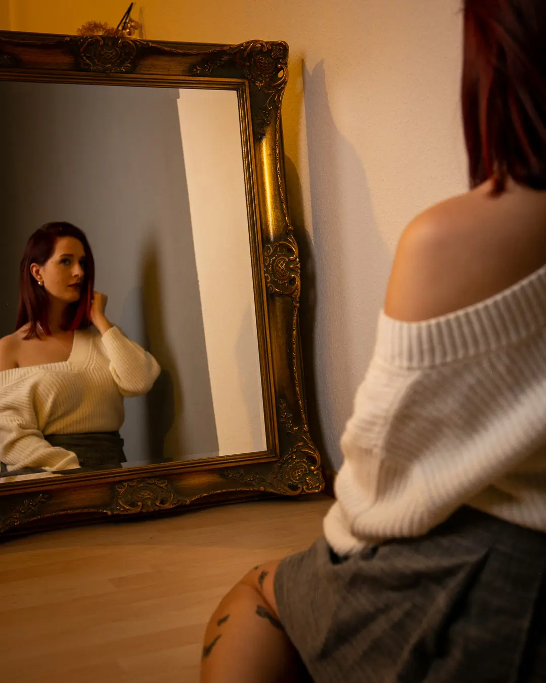 Frau sitzt vor einem Spiegel