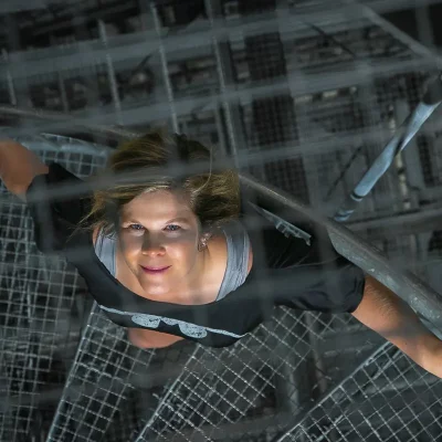 Fotoshooting auf dem Möhneseeturm: Frau mit blondem Haar auf einer Gittertreppe, Perspektive von oben