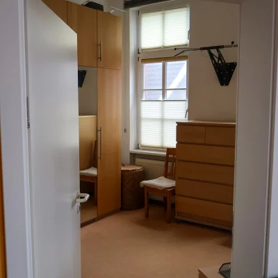 Geöffnete Tür zum Umkleidebereich mit Spiegelschrank und Kommode, Fotostudio Soest